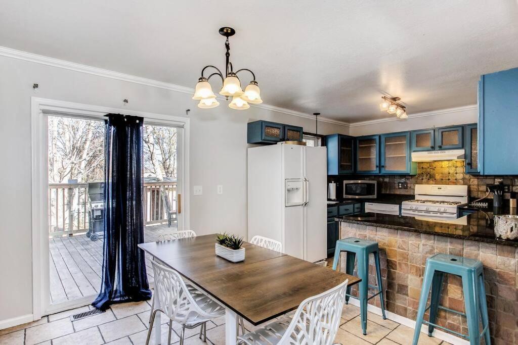 Wow! Spacious Retreat & Amazing Yard 2400+4Bd/3Bth Ουιτσιτά Εξωτερικό φωτογραφία