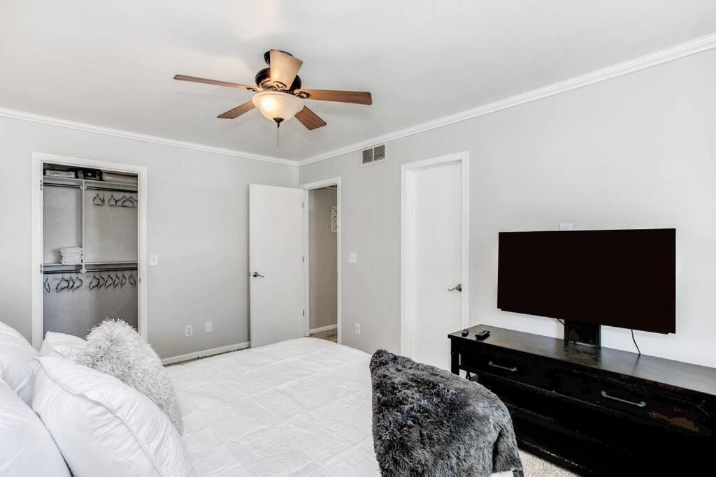 Wow! Spacious Retreat & Amazing Yard 2400+4Bd/3Bth Ουιτσιτά Εξωτερικό φωτογραφία
