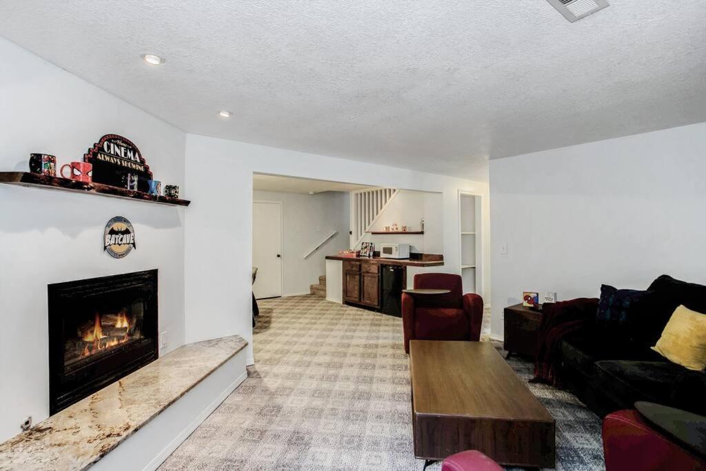 Wow! Spacious Retreat & Amazing Yard 2400+4Bd/3Bth Ουιτσιτά Εξωτερικό φωτογραφία